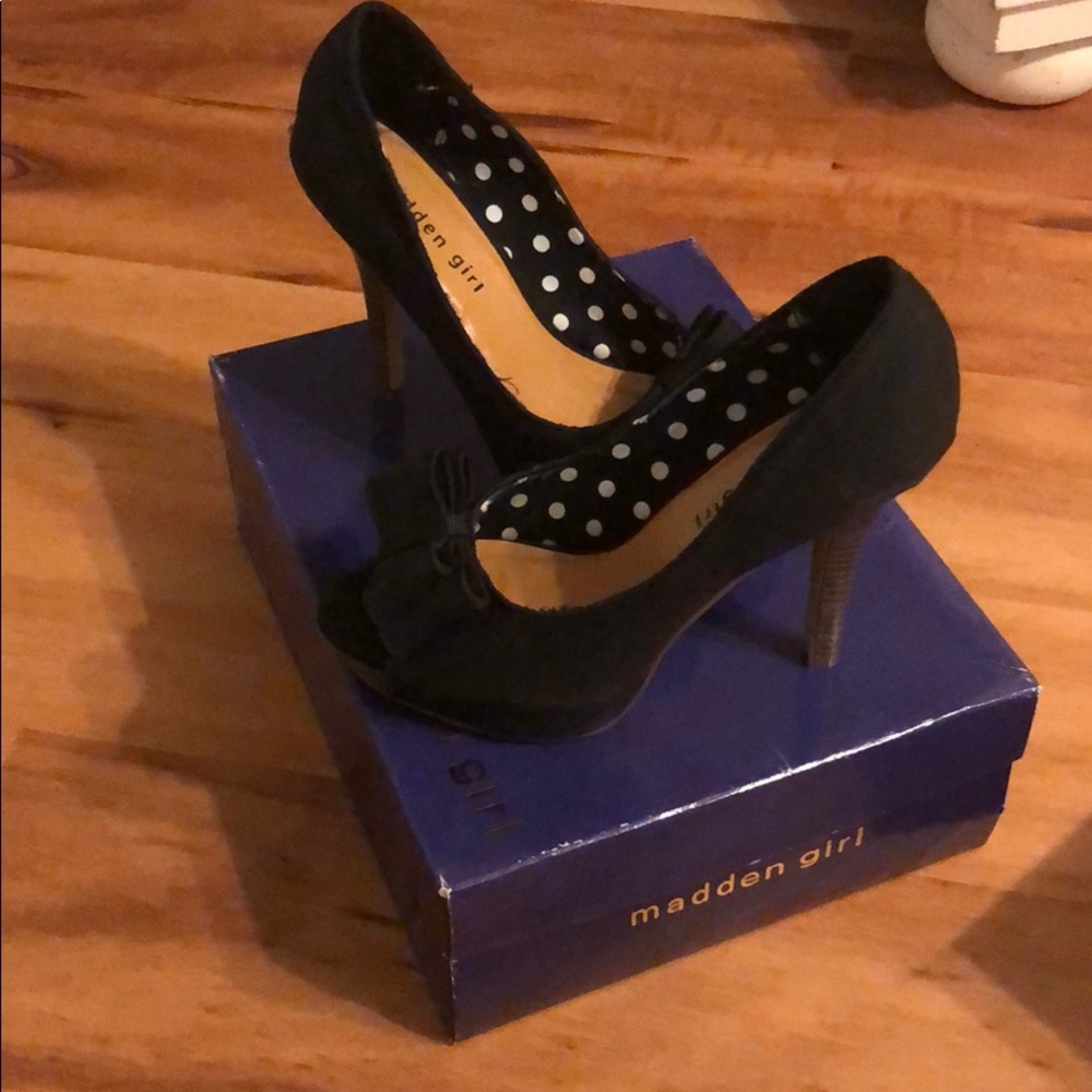 Madden girl “Luckkie” black fabric pumps size 6